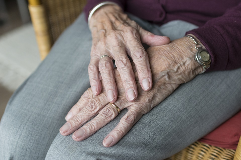 ¿Qué hay que tener en cuenta para elegir una residencia de ancianos en Madrid?